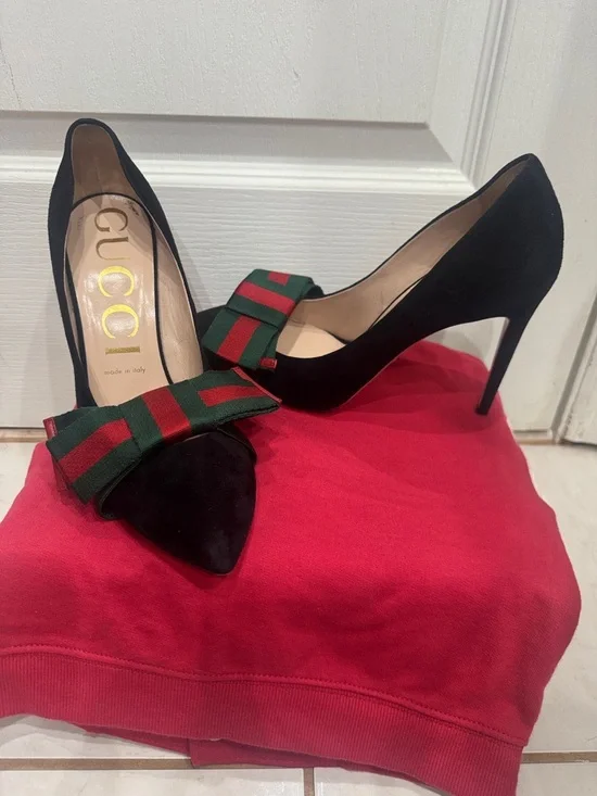 Gucci Black Suede Pointed-Toe Pumps with Signature Red & Green Bow - Picture 9 of 9